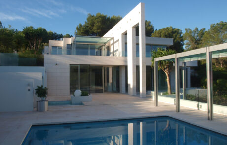 fachada interior de una vivienda con piscina