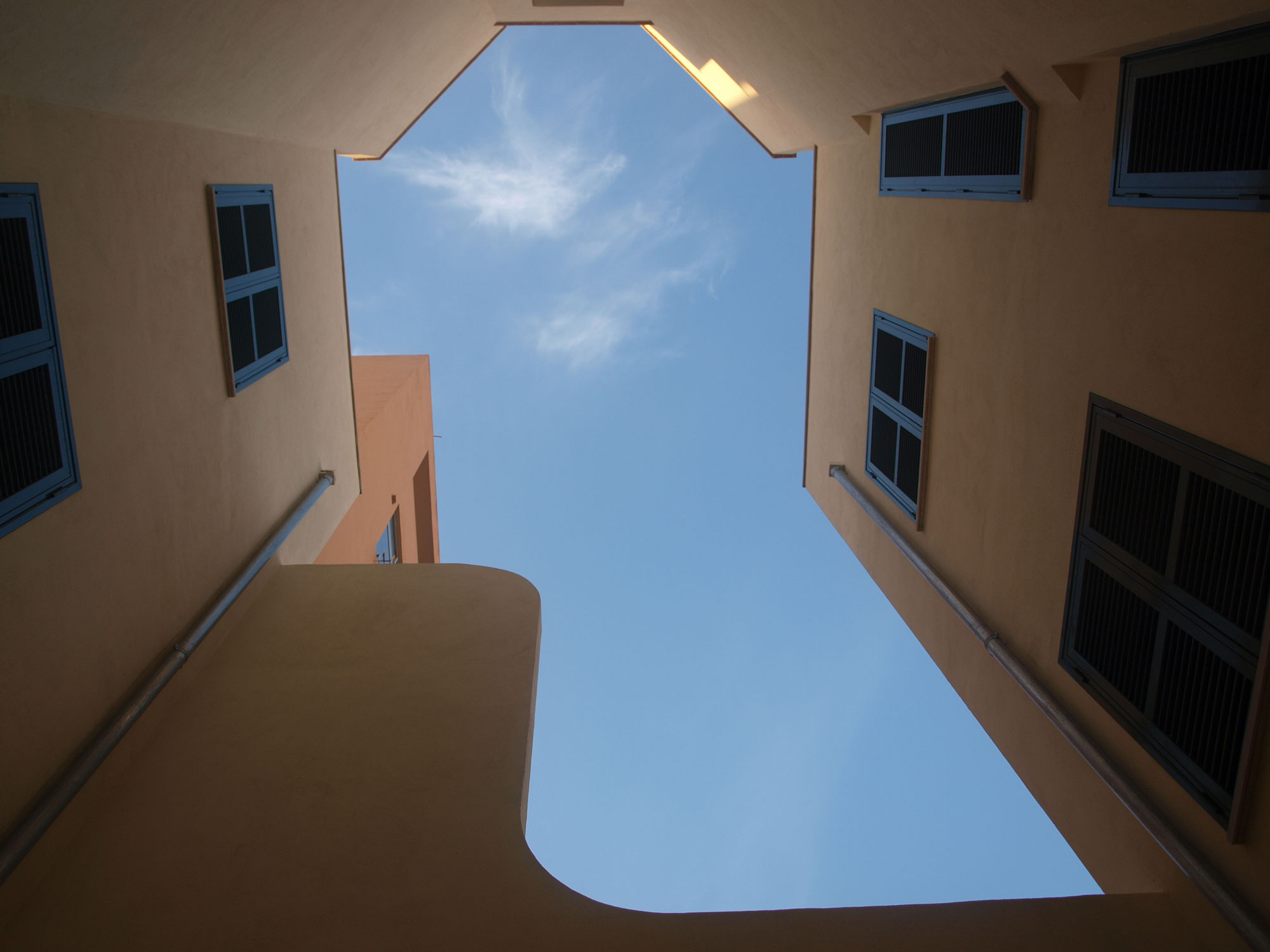 Vista del cielo entre varias viviendas