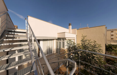 vista desde las escaleras exteriores de una vivienda