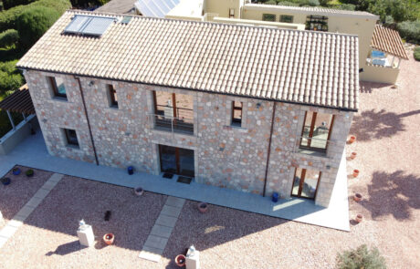 Vista cenital de un vivienda con la fachada en piedra