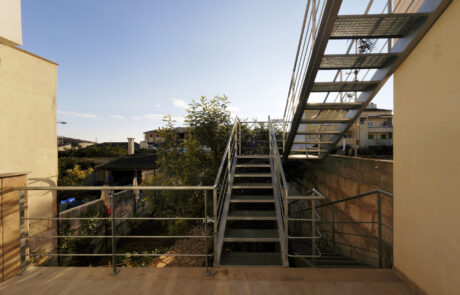 Escaleras exteriores de una vivienda