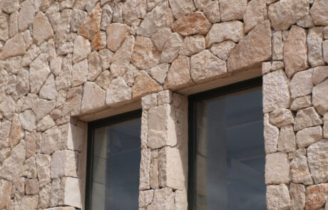 fachada de la bodega donde se ven los dos ventanales