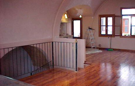 planta superior de una iglesia convertida en vivienda, se ven ventanas y un escalera de obra