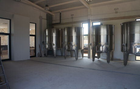interior de una bodega, se pueden ver depósitos de acero inoxidable en el interior