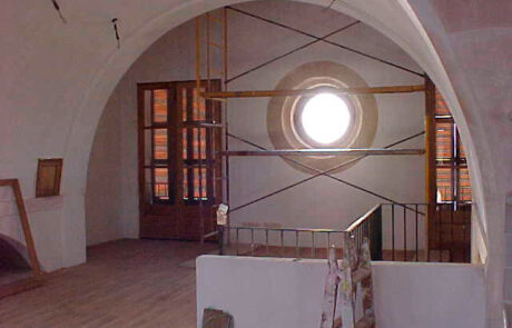 interior de una iglesia convertida en vivienda, se pueden ver andamios de la obra