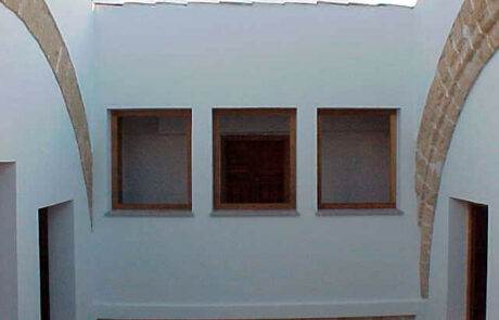 interior de una iglesia convertida en vivienda, se ve las ventanas