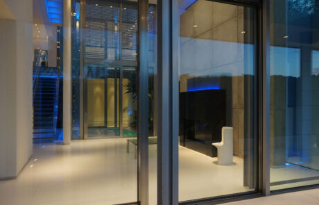 puertas acristaladas de acceso a una vivienda