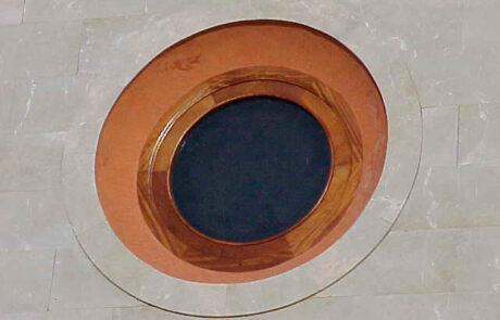 Ventana circular de una iglesia convertida en vivienda