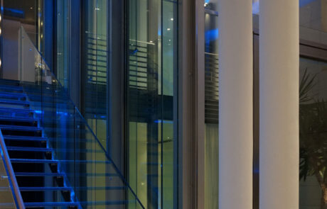 escaleras de acceso a la segunda planta con iluminación en azul