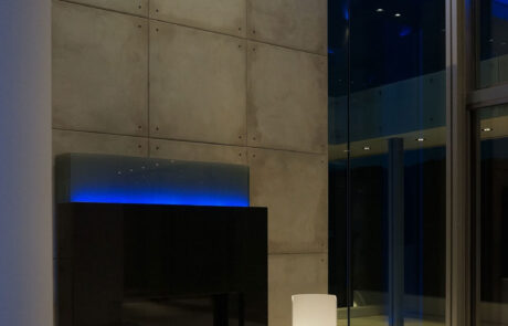 habitación de una vivienda con iluminación en color azul