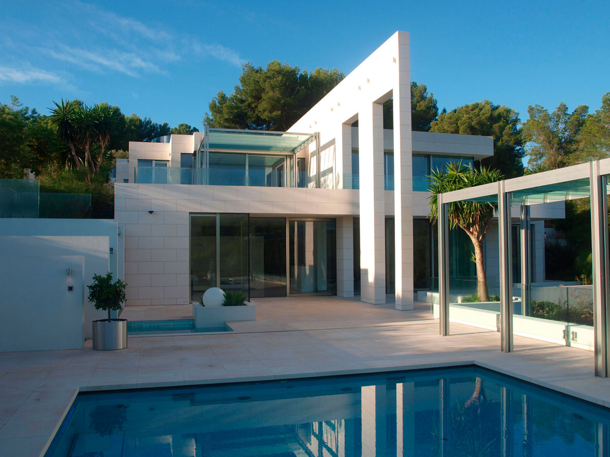 fachada interior de una vivienda con piscina