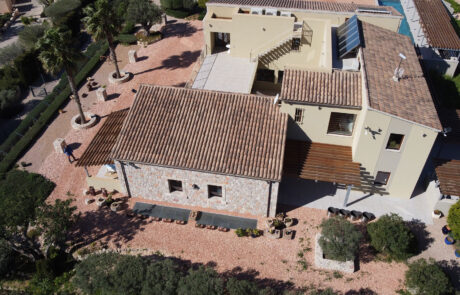 Vista cenital de un vivienda con la fachada en piedra