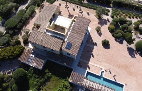 Vista cenital de un vivienda con la fachada en piedra