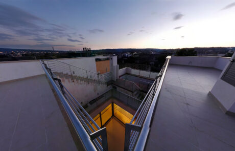azotea de una vivienda donde se ven las escaleras y una vista panorámica de toda la ciudad