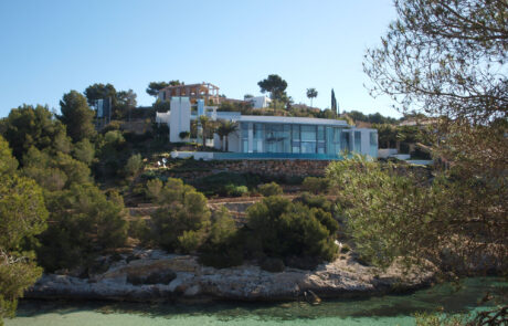 Vista exterior de una vivienda en una cala