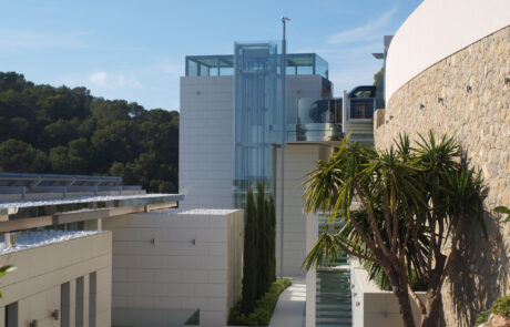 Exterior de una vivienda donde se puede ver el ascensor