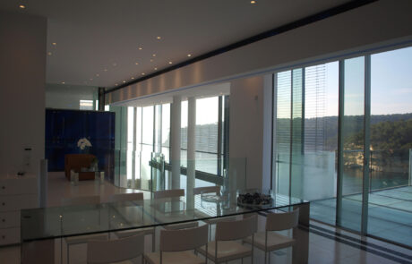 Comedor se puede ver una mesa de cristal con sillas.