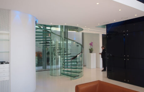 Interior de una vivienda con escaleras en caracol