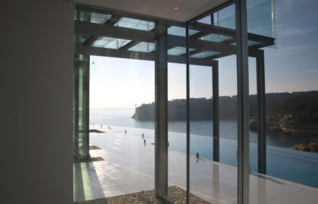 vista del mar desde el interior de una vivienda